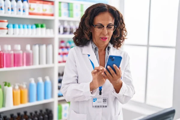 Middle Age Woman Pharmacist Using Smartphone Working Pharmacy — Stockfoto