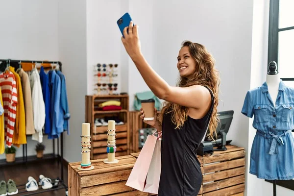 Joven Cliente Hispano Sonriendo Feliz Sosteniendo Bolsas Compra Hacer Selfie — Foto de Stock