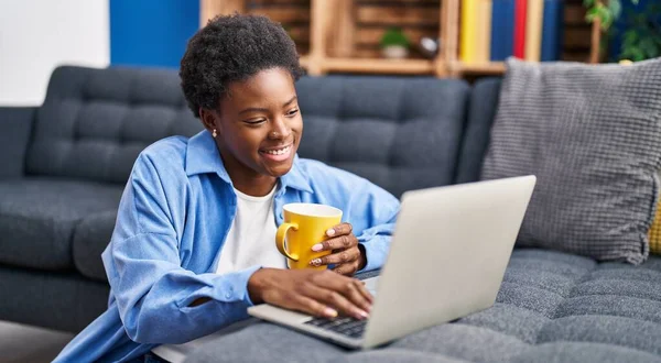 Afroamerikanerin Benutzt Laptop Und Trinkt Kaffee Hause Auf Dem Boden — Stockfoto