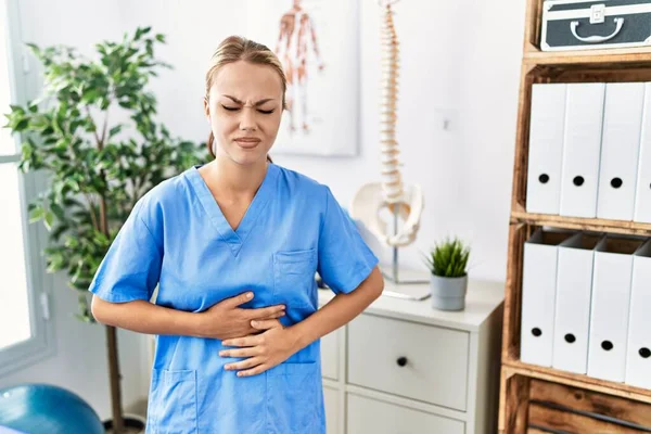 Jonge Blanke Vrouw Die Werkt Een Pijnkliniek Met Hand Maag — Stockfoto