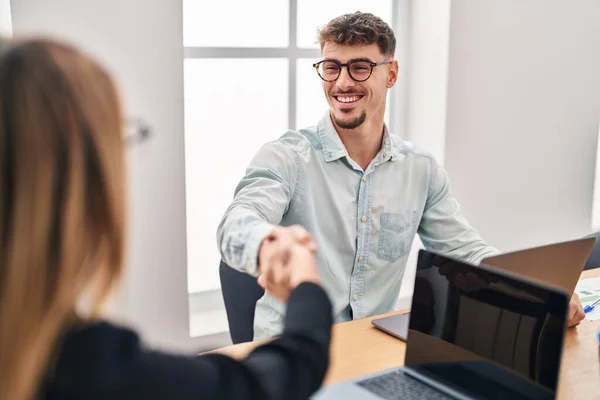 Jóvenes Hombres Mujeres Trabajadores Negocios Dan Mano Trabajando Oficina —  Fotos de Stock