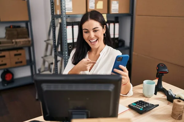 Молода Іспаномовна Жінка Працює Малого Бізнесу Електронної Комерції Смартфоном Посміхаючись — стокове фото
