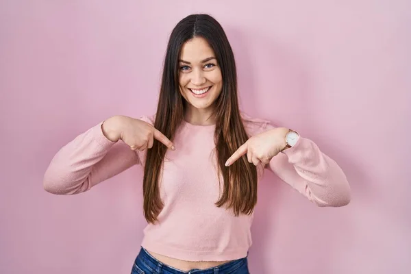 Jonge Brunette Vrouw Staande Roze Achtergrond Kijken Zelfverzekerd Met Glimlach — Stockfoto