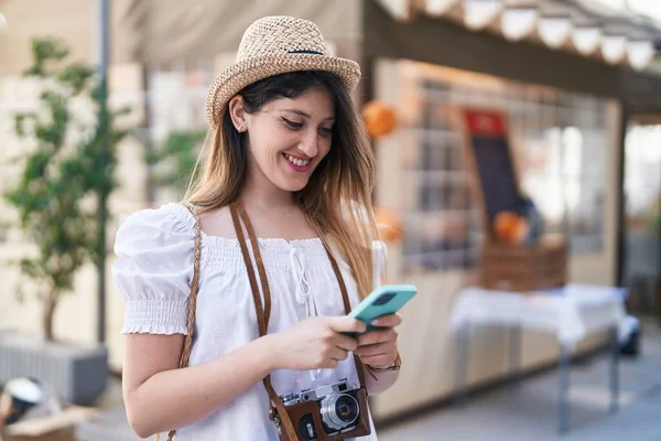 Νεαρή Ισπανίδα Τουρίστρια Χαμογελά Αυτοπεποίθηση Χρησιμοποιώντας Smartphone Στο Πάρκο — Φωτογραφία Αρχείου