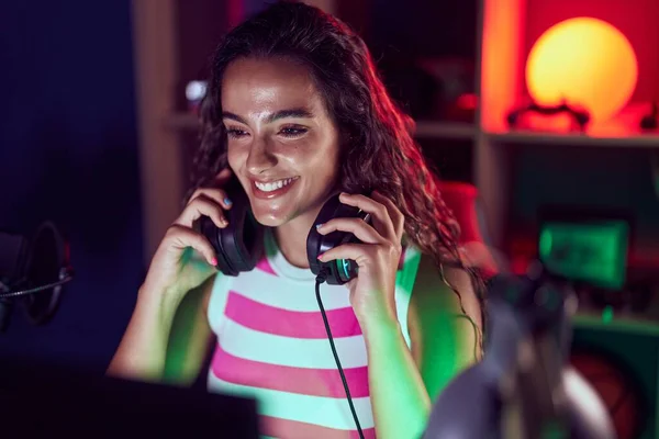 Joven Hermosa Mujer Hispana Streamer Sonriendo Con Confianza Celebración Auriculares —  Fotos de Stock