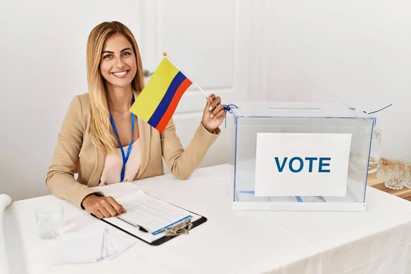 Loira Bela Jovem Eleição Campanha Política Segurando Bandeira Colômbia Olhando — Fotografia de Stock