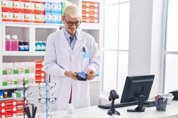 Young Caucasian Man Pharmacist Using Data Phone Credit Card Pharmacy — Stock Photo, Image