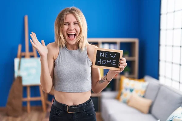 Mulher Branca Loira Segurando Quadro Negro Com Novo Texto Casa — Fotografia de Stock