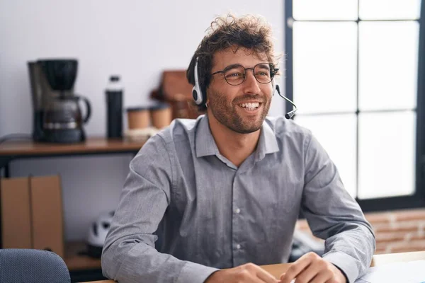 Jonge Spaanse Man Call Center Agent Glimlachend Vol Vertrouwen Werken — Stockfoto