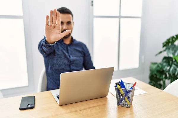 Joven Hispano Con Barba Trabajando Oficina Con Laptop Haciendo Parar — Foto de Stock