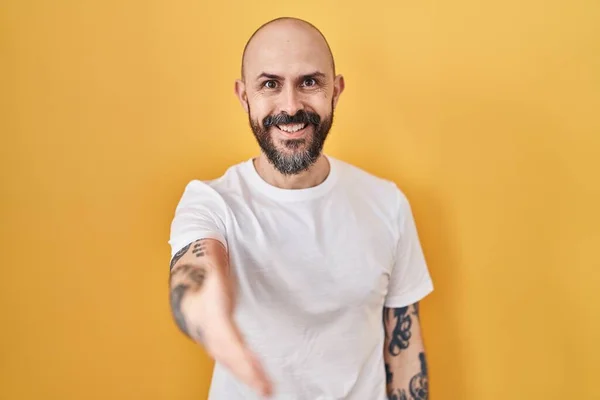 Young Hispanic Man Tattoos Standing Yellow Background Smiling Friendly Offering — Stock Photo, Image