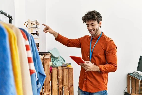 Jovem Lojista Hispânico Homem Sorrindo Feliz Usando Touchpad Trabalhando Loja — Fotografia de Stock