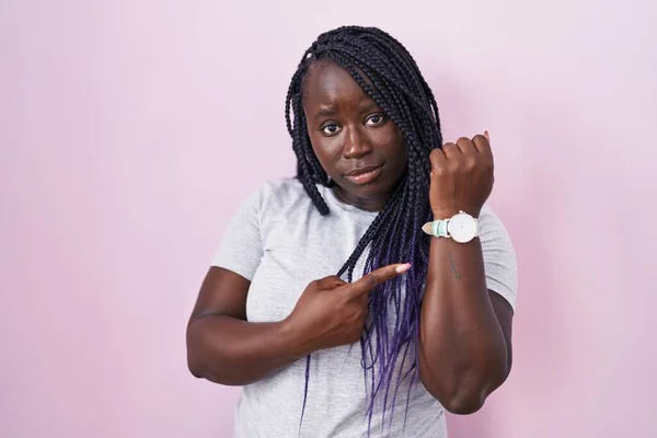Молодая Африканская Женщина Стоящая Розовом Фоне Спешке Указывая Часы Нетерпение — стоковое фото