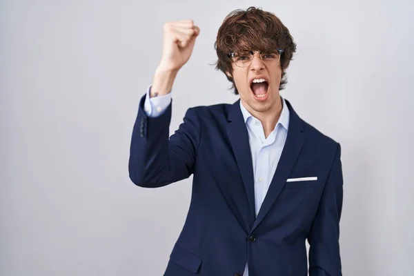 Ισπανόφωνος Επιχειρηματίας Νεαρός Άνδρας Φορώντας Γυαλιά Θυμωμένος Και Τρελός Ανύψωση — Φωτογραφία Αρχείου