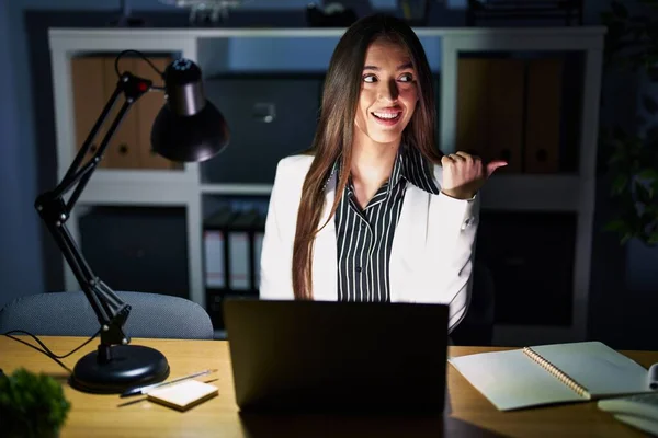 Mujer Morena Joven Trabajando Oficina Por Noche Con Ordenador Portátil —  Fotos de Stock