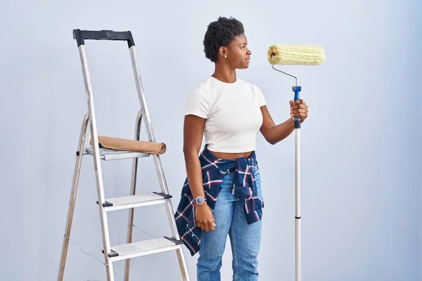 Africano Americano Mulher Segurando Pintor Rolo Olhando Para Lado Relaxar — Fotografia de Stock