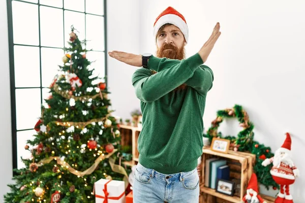 Rotschopf Mit Langem Bart Trägt Weihnachtsmütze Weihnachtsbaum Ablehnung Ausdruck Verschränkte — Stockfoto