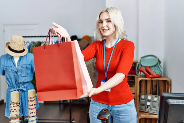 Junge Kaukasierin Lächelt Selbstbewusst Und Hält Einkaufstüten Bekleidungsgeschäft — Stockfoto
