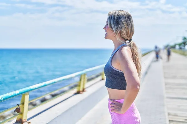 Jonge Blonde Vrouw Draagt Sportkleding Glimlachen Zelfverzekerd Aan Zee — Stockfoto