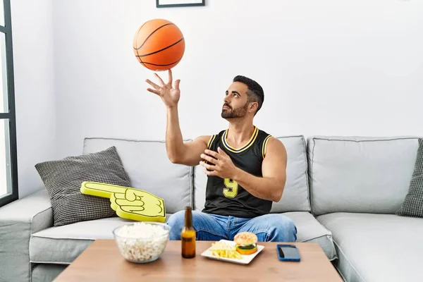 Basketbolu Destekleyen Genç Spanyol Adam Evde Topla Oynuyor — Stok fotoğraf