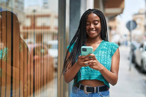 Afričanky Americká Žena Úsměvem Sebevědomě Pomocí Smartphone Ulici — Stock fotografie