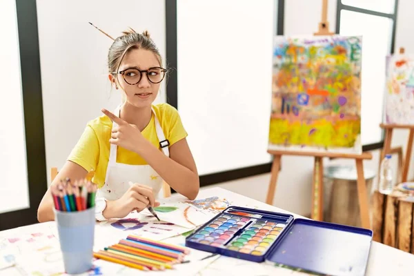 Jong Brunette Tiener Kunst Studio Wijzen Opzij Bezorgd Nerveus Met — Stockfoto