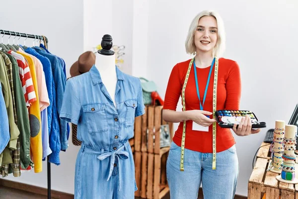 Joven Mujer Caucásica Trabajando Como Diseñadora Boutique Con Aspecto Positivo — Foto de Stock