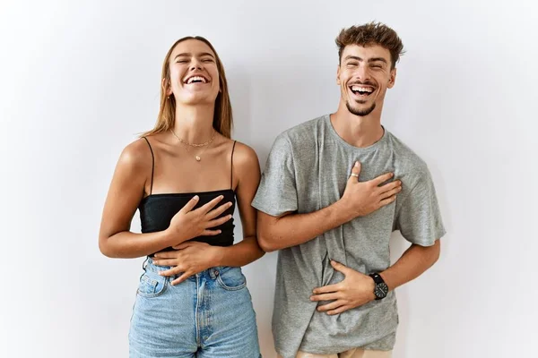 Jong Mooi Paar Staan Samen Geïsoleerde Achtergrond Glimlachen Hard Lachen — Stockfoto
