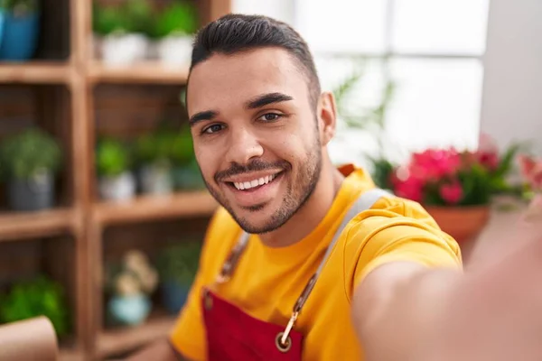 Jovem Homem Hispânico Florista Sorrindo Confiante Fazer Selfie Por Câmera — Fotografia de Stock