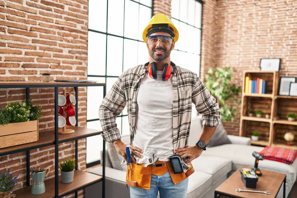 Jovem Hispânico Homem Trabalhador Sorrindo Confiante Casa — Fotografia de Stock