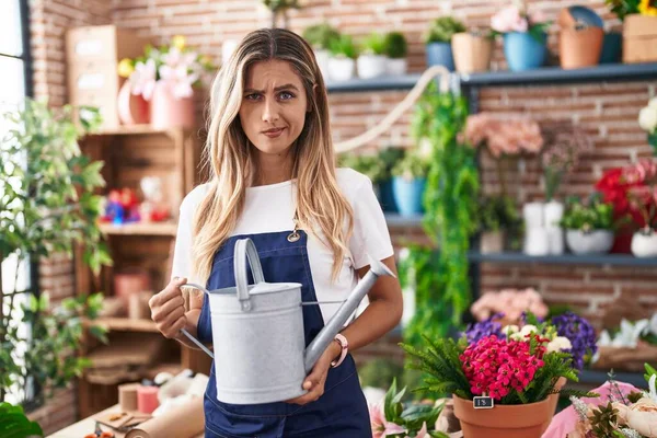 Mujer Rubia Joven Que Trabaja Floristería Escéptico Nervioso Frunciendo Ceño — Foto de Stock