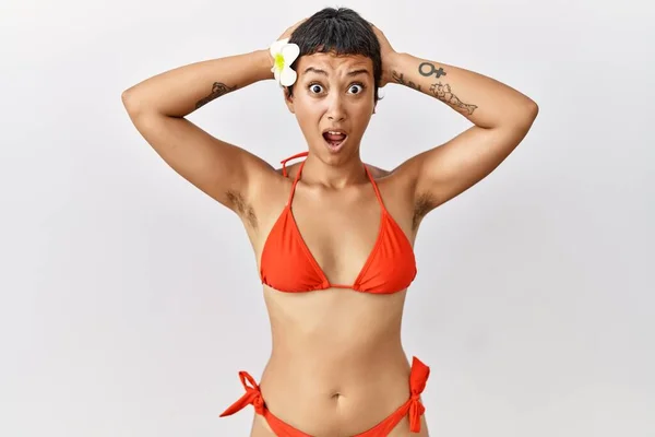 Fiatal Spanyol Rövid Haj Visel Bikini Őrült Ijedt Kezek Fejét — Stock Fotó