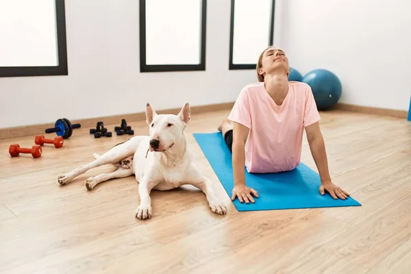 Jonge Blanke Vrouw Stretching Met Hond Bij Sportcentrum — Stockfoto