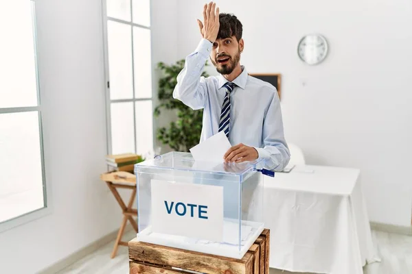 Hispánec Vousy Který Hlasuje Dává Obálku Volební Urny Překvapen Rukou — Stock fotografie