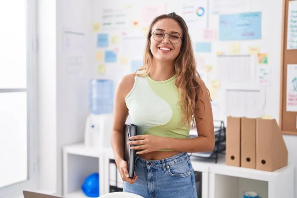 Молода Красива Іспанська Жінка Бізнесмен Посміхається Впевнено Тримає Язуючи Офісі — стокове фото