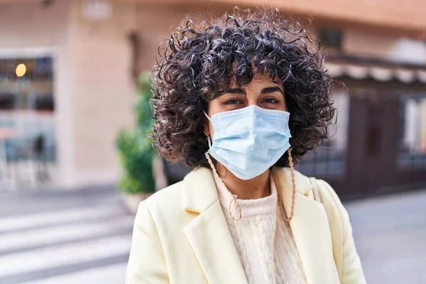 Young Middle East Woman Excutive Wearing Medical Mask Street — Φωτογραφία Αρχείου