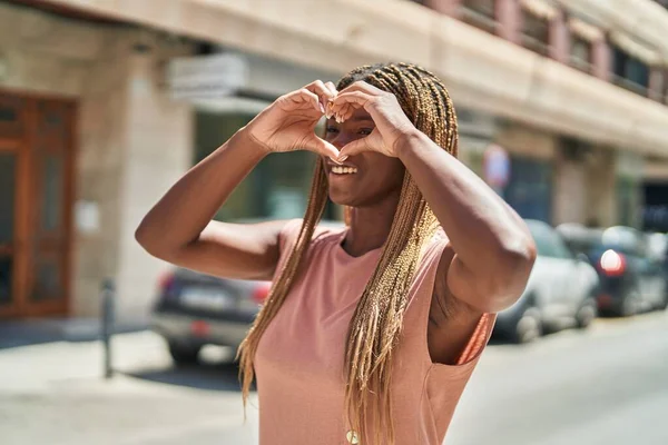 Afričanky Americká Žena Usmívá Sebevědomě Dělá Srdeční Gesto Rukama Ulici — Stock fotografie