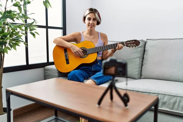 Menina Branca Jovem Gravando Concerto Guitarra Usando Câmera Sentada Sofá — Fotografia de Stock