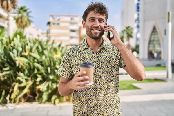Νεαρός Ισπανός Μιλάει Στο Smartphone Πίνοντας Καφέ Στο Πάρκο — Φωτογραφία Αρχείου