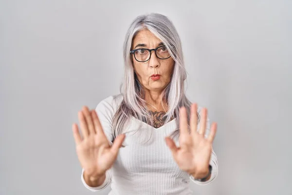 Mujer Mediana Edad Con Pelo Gris Pie Sobre Fondo Blanco — Foto de Stock