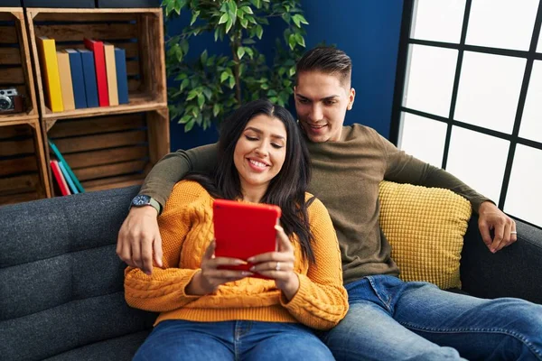 Mann Und Frau Umarmen Sich Hause Touchpad — Stockfoto