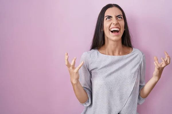 Young Brunette Woman Standing Pink Background Crazy Mad Shouting Yelling — Stock Photo, Image