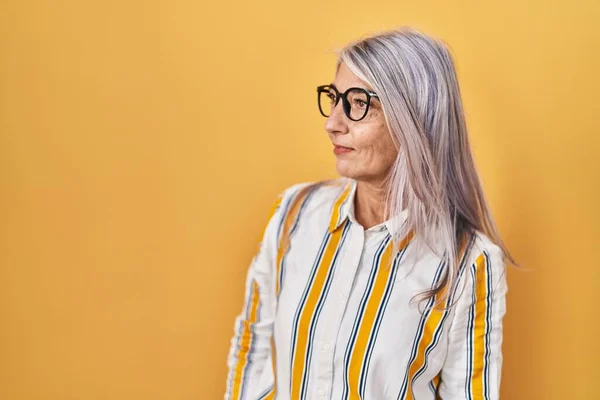 Жінка Середнього Віку Сірим Волоссям Стоїть Над Жовтим Тлом Окулярах — стокове фото