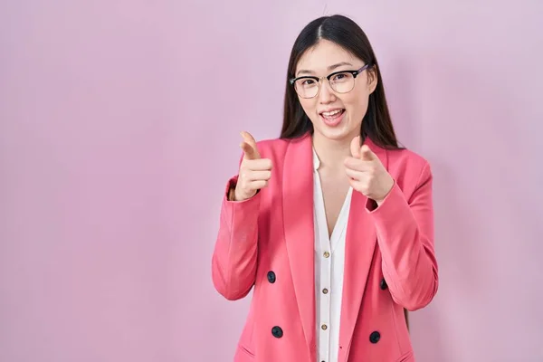 幸せと面白い顔でカメラに指を指して眼鏡をかけて中国のビジネスの若い女性 良いエネルギーと振動は — ストック写真
