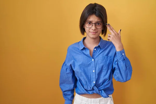 Junges Mädchen Das Über Gelbem Hintergrund Steht Schießt Und Tötet — Stockfoto