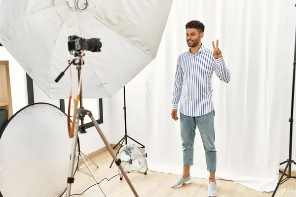 Arabische Jongeman Die Zich Voordeed Als Model Fotostudio Met Zijn — Stockfoto