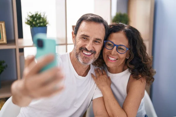 Man Woman Couple Make Selfie Smartphone Sitting Table Home — Stok fotoğraf
