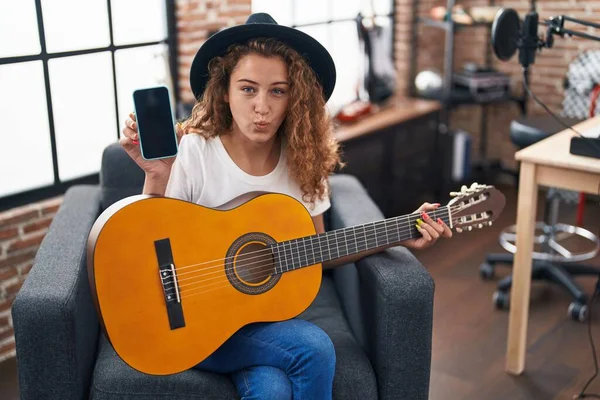 Молодая Белая Женщина Играющая Классической Гитаре Музыкальной Студии Держит Смартфон — стоковое фото