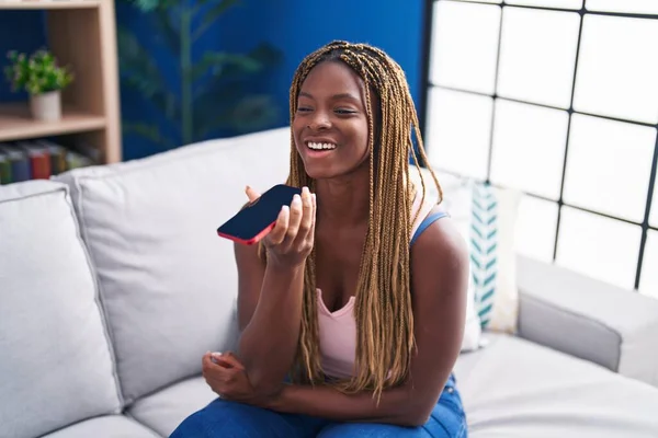 Αφροαμερικανή Γυναίκα Που Μιλάει Στο Smartphone Κάθεται Στον Καναπέ Στο — Φωτογραφία Αρχείου
