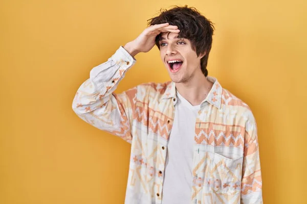 Jovem Vestindo Camisa Verão Casual Muito Feliz Sorrindo Olhando Para — Fotografia de Stock